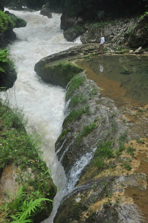 Observando o caudaloso rio que passa abaixo dos terraços de Semuc Champey, na Guatemala